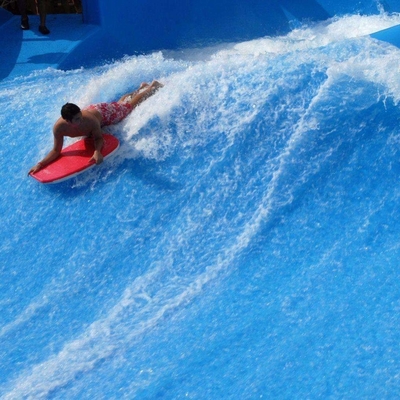 Skateboarding 파도타기를 하는 스포츠 섬유유리 물 미끄럼을 위한 물 놀이 Flowrider 물 탐
