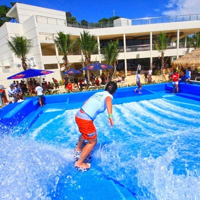 워터 파크에 대한 참신 Flowrider 물 타고, 두 서퍼 서핑 스케이트 보드