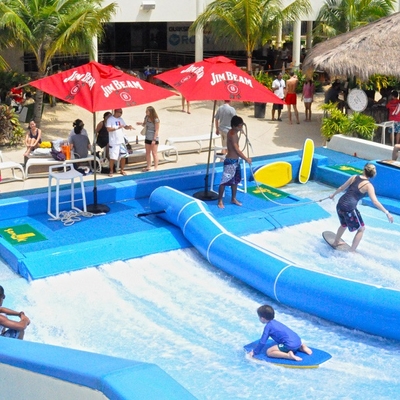 파도타기를 하는 Flowrider 물 탐, 물 매력을 위한 극단적인 스포츠 재미 탐