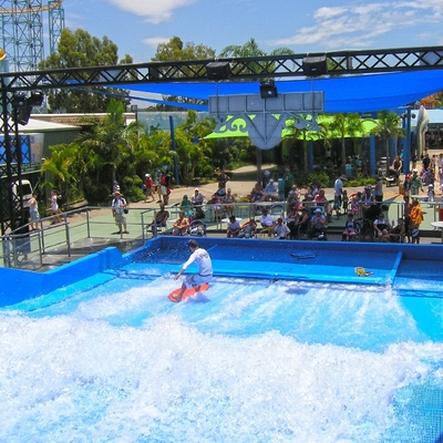 파도타기를 하는 Flowrider 물 탐, 물 매력을 위한 극단적인 스포츠 재미 탐